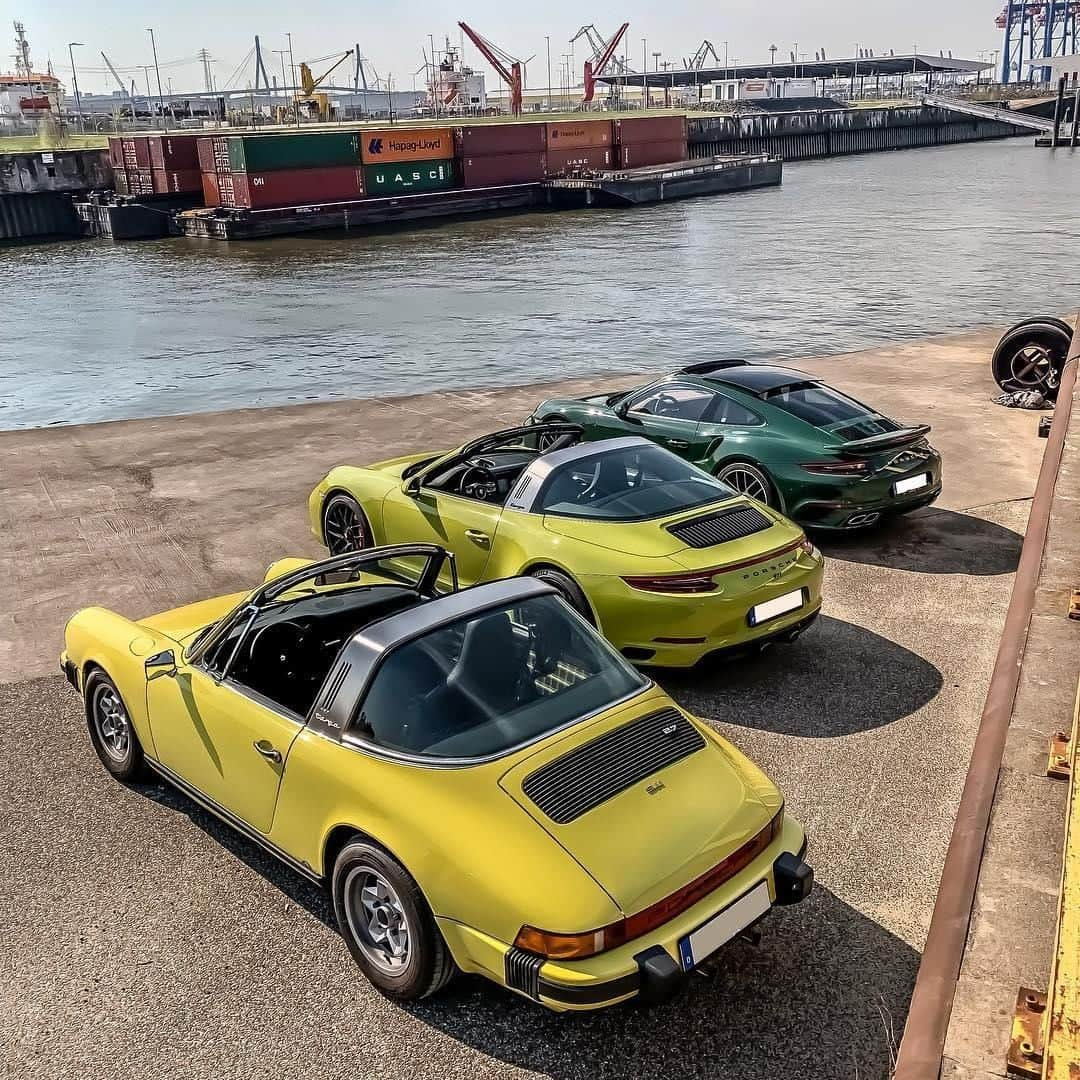 Porscheさんのインスタグラム写真 - (PorscheInstagram)「When your friend misses the dress code but still looks stunning.  #PorscheMoment #Porsche #911Targa #911Turbo (📸: @911slateofgrey)」8月31日 19時00分 - porsche