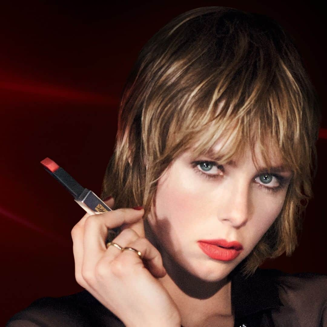 Yves Saint Laurent Beautyさんのインスタグラム写真 - (Yves Saint Laurent BeautyInstagram)「Walk the line between couture and casual, sophisticated and subversive. The new SLIM SHEER MATTE offers understated matte elegance in a new sheer coverage. @ediebcampbell ROUGE PUR COUTURE THE SLIM SHEER MATTE in N°101 ROUGE LIBRE #yslbeauty #dressedinrouge #walktheline」8月31日 19時01分 - yslbeauty