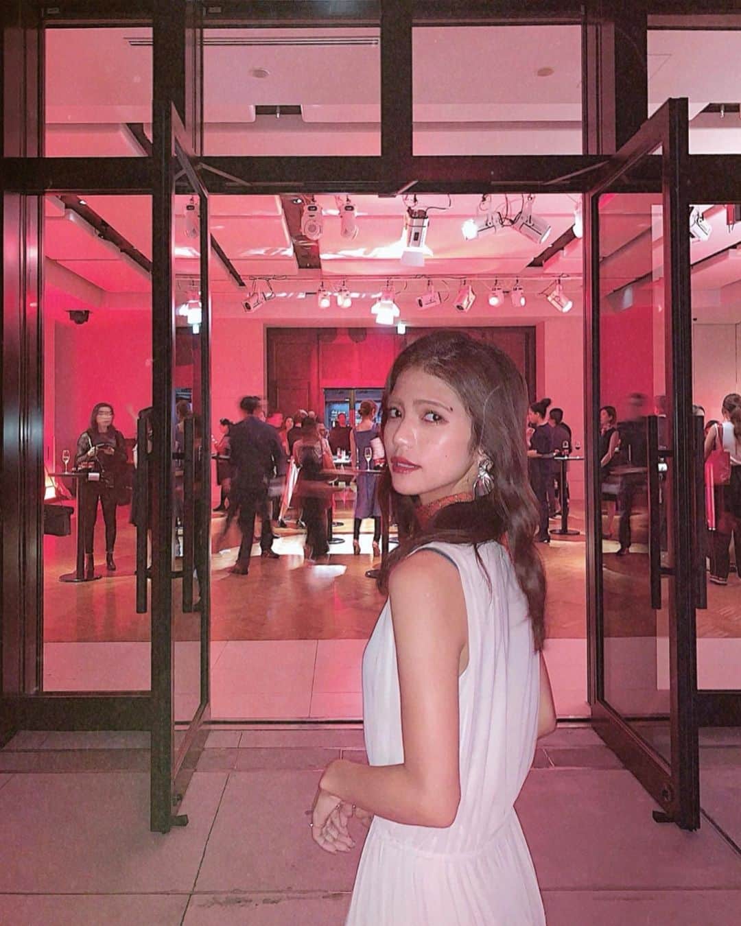 のインスタグラム：「おとといの夜は、 ASTARIFT JELLY AQUARYSTA LAUNCH PARTY に参加してきたよ🍸♥️ ＊ 今回のパーティーで発表されたのは ヒト型ナノセラミドが配合された 2019年秋冬の新作美容液で 今までの商品のリニューアル版☺️♡ ＊ お土産で頂いたから これから使ってみるのが楽しみです🤭♥️ ＊ ＊ 因みにパーティーにはゆめちゃんと 一緒に行ってきたよ♡(3枚目) ドレスコードがsomething redだったので ママにもらったスカーフを巻いていきました♡ ＊ ＊ ＊ #ASTARIFT #美容液 #ローンチパーティー #虎ノ門ヒルズ」
