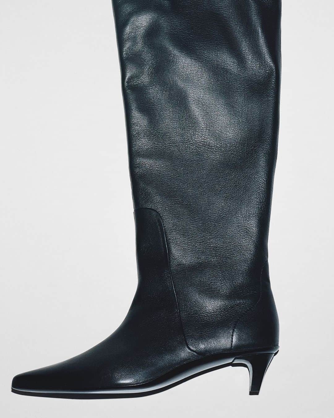 コスさんのインスタグラム写真 - (コスInstagram)「New in: The high leather boots #cosstores」8月31日 19時02分 - cosstores