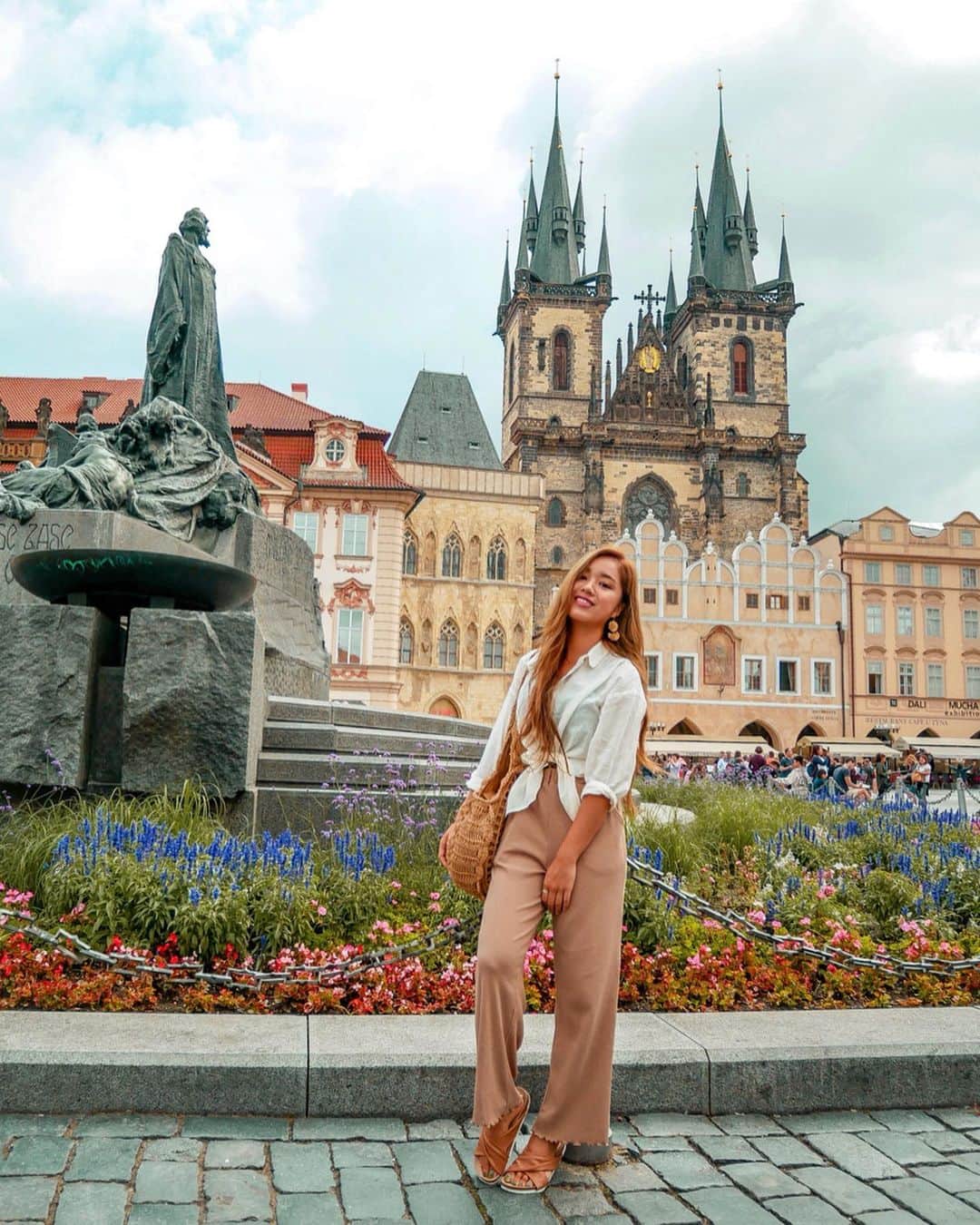 羽石杏奈さんのインスタグラム写真 - (羽石杏奈Instagram)「in love with this beautiful town #Prague 🇨🇿🧡 大好きになった街、チェコ共和国のプラハ！ ヨーロッパの旧市街って雰囲気が似てるところが多かったりするんだけど、プラハは落ち着いた華やかさ＋メルヘンチックな雰囲気があってすごく好きだった❣️ 写真ですこしでも伝わるかな〜？ . photo in #prague #praguecastle #pragueworld #praguestagram #pragueoldtown #oldtownsquareprague #pretty #fantacy #beautifulcity #inlove #myfavorite #traveler #travelgram #travelphotography #europe #europetravel #プラハ #チェコ共和国 #トラレコwifi @travelrecommends_jp @girl_license」8月31日 19時16分 - hawaiianna913