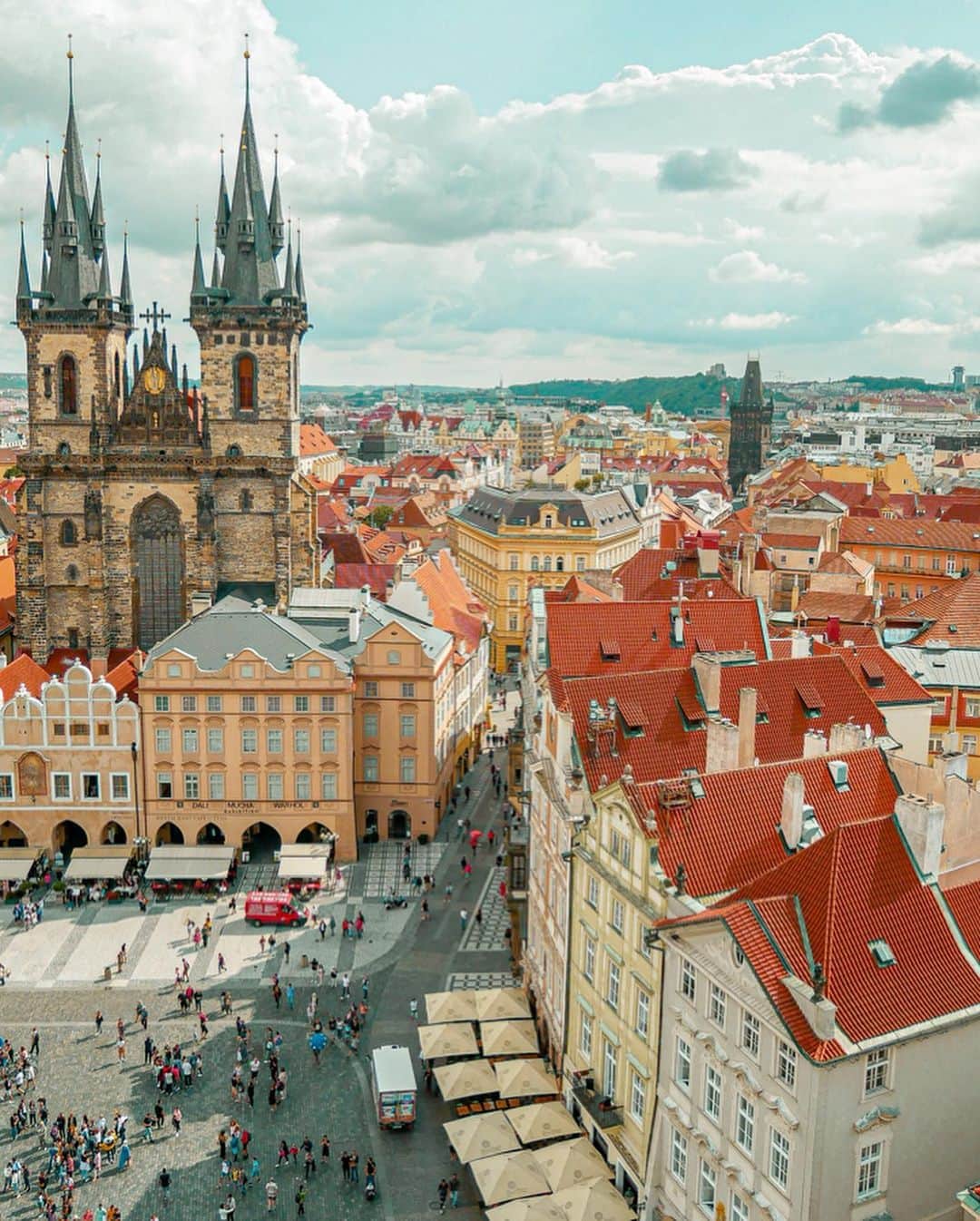 羽石杏奈さんのインスタグラム写真 - (羽石杏奈Instagram)「in love with this beautiful town #Prague 🇨🇿🧡 大好きになった街、チェコ共和国のプラハ！ ヨーロッパの旧市街って雰囲気が似てるところが多かったりするんだけど、プラハは落ち着いた華やかさ＋メルヘンチックな雰囲気があってすごく好きだった❣️ 写真ですこしでも伝わるかな〜？ . photo in #prague #praguecastle #pragueworld #praguestagram #pragueoldtown #oldtownsquareprague #pretty #fantacy #beautifulcity #inlove #myfavorite #traveler #travelgram #travelphotography #europe #europetravel #プラハ #チェコ共和国 #トラレコwifi @travelrecommends_jp @girl_license」8月31日 19時16分 - hawaiianna913