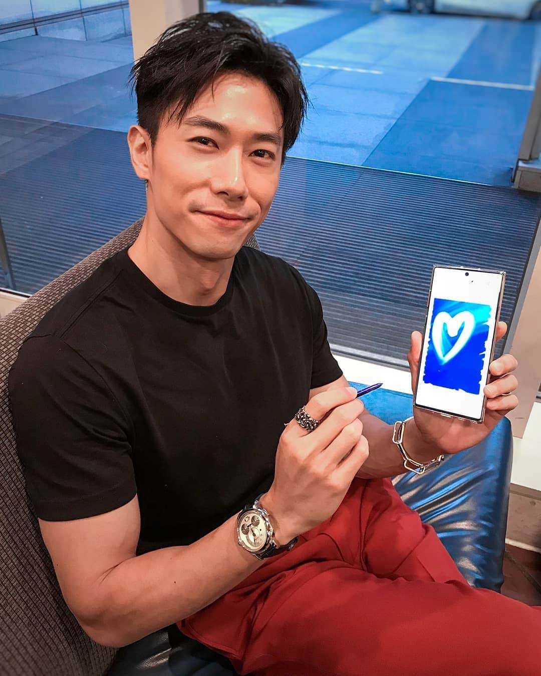 デスモンド・タンのインスタグラム：「Sending 💙 to you from Taipei! 有收到吗?  I'm having loads of fun with the S Pen on my Galaxy Note10+. Scribbling ideas for my next role, sketching stuff, taking selfie and videos etc. It's a great companion and assistant to me, especially when living abroad alone!  Buy now at samsung.com/sg/galaxy-note10/buy/ You will definitely love it!  #MyGalaxyStory #TeamGalaxy #DoWhatYouCant #SP @samsung_sg」