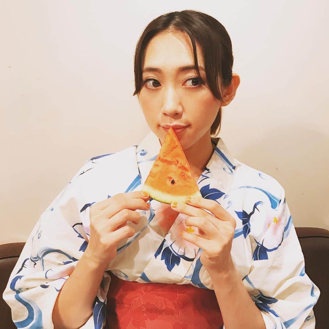 のインスタグラム：「夏の最後の投稿🌻短い夏が終わる〜 今年の夏は#スイカ よりメロンをめちゃくちゃ食べたw ・ ・ ・ #メロン丸々２つ食べたw #スイカよりメロン派 #西瓜 #夏の終わり #夏の日 #浴衣 #浴衣女子 #ゆかた #和服 #yukata #summerinjapan #thelastsummer #miaka」
