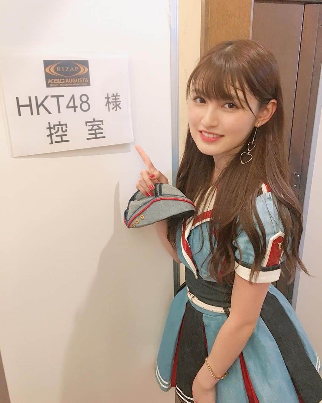 神志那結衣さんのインスタグラム写真 - (神志那結衣Instagram)「KBCオーガスタ2019 今年も出演させて頂きました！ お暑い中でしたが 応援に駆けつけて下さった皆様 ありがとうございました⛳️✨ 広い芝生の上で踊るのは毎年本当に気持ちが良くて 楽しみにしているんですっ（目にも良さそう👀🌳🍃） 今年は昨年よりも気温が低く、 日差しも強くなかったので目もしっかり開いたし（笑） とてもパフォーマンスしやすかった😊 ・ 選手の方々のゴルフを目の前で拝見して、 選手の力強いスイングと、本番の強さ、 緊張に打ち勝つ力を感じ、やっぱり凄いなって。 私も選手の方々を見習って 緊張に動じない強い人になりたいなと思いましたっ 引き続き明日も頑張ってください！！ ・ p.s ファンの皆さん！ いっぱい写真撮ってくれてありがとう💗 是非SNSで拡散してね〜 #KBCオーガスタ #オーガスタ #ゴルフ #イベント #芝生 #hkt48 #衣装 は #12秒 #ネイル は詩乃から誕プレで貰った #シャネル #CHANEL」8月31日 19時13分 - jiina27