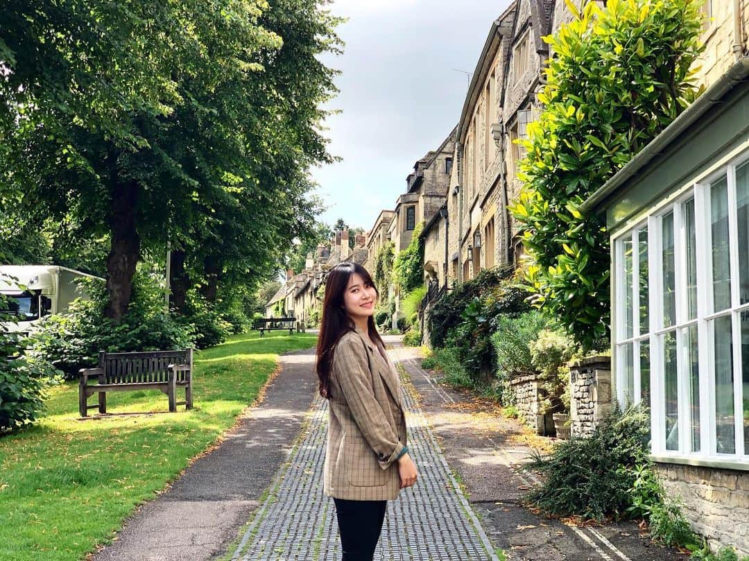 のインスタグラム：「この間の写真✨😊 cotswoldsは、心が落ち着く場所でした! あと、なんといっても緑! UKは花や木が多くて癒される🌿  水が日本のように綺麗になれば 一生住みたいのに。。。🥺 #cotswolds #여행 #旅游」