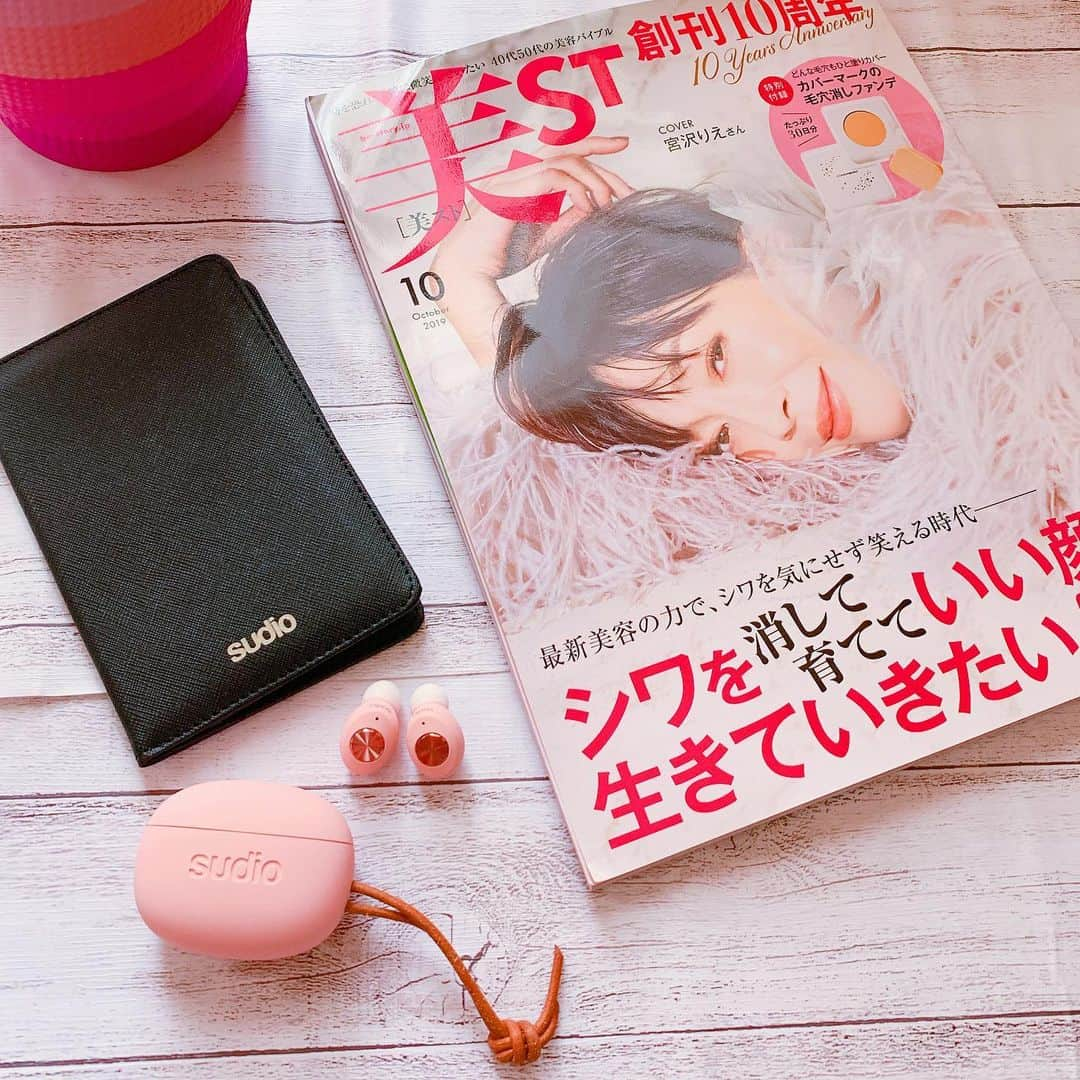 mii_stagramさんのインスタグラム写真 - (mii_stagramInstagram)「🎧🎶💕🎧🎶💕 ・ 昨日の帰り道カフェで美スト読みながら 音楽聴いてまったりタイム☕💭💕 ・ 無になりたい時 1人になりたい時 無音のシーンとした世界も好きだけど 好きな音で包まれている方が 寂しくない😂🎧🎶💕 ・ @sudio さんの ワイヤレスイヤホンTolv（トルブ） クリアでダイナミックな高音質で 音漏れナシ！！ コロンとした北欧デザインのケースは このまま充電ケースとして使えて 最大35時間の再生可能🙆🏻👌✨ ・ 音楽への愛とデザインへの情熱で サウンドをデザインするというビジョン····· 素敵です❤ ・ ・ 公式サイトにて全商品使える 15％OFFクーポン↓↓↓ 「15_mii」 有効期限11月20迄❦ℯꫛᎴ❧ ・ ・ ◆キャンペーン◆ 8月1日〜10月31日の間にイヤホンを ご購入いただいた方へ Sudioオリジナルパスポートケースを 先着で無料プレゼント！ ※キャンペーン期間は在庫がなくなり 次第終了。 ・ ・ ✩ ⋆ ✩ ⋆ ✩ ⋆ ✩ ⋆ ✩﻿ ⋆ ✩ ⋆ ✩﻿ ☞ ☜3枚目☞ ☜ postしたの、もう3年前になるんだなぁ····· 在りし日のまりん🐶🌈🌈 本当に可愛かった😢❤ 今度体調と機嫌の良い時に かれんにモデルさんやってもらおうかな🐶💕 ・ ・ ・  #Thankyou @sudio  #PR  #music #earphone#fashion#cafe #音楽#音樂#ミュージック#イヤホン#ワイヤレスイヤホン#音楽好きな人と繋がりたい #音 #音楽好き #音楽のある生活 #シンプル#北欧#カフェ#カフェタイム#カフェ巡り #カフェ好き #カフェスタグラム #おひとりさま#おしゃれさんと繋がりたい #虹の橋#🐶#インフルエンサー ✩ ⋆ ✩ ⋆ ✩ ⋆ ✩ ⋆ ✩﻿ ⋆ ✩ ⋆ ✩﻿ 見て下さった (*´︶`*)♡Thanks!🎧🎶💕」8月31日 19時14分 - miyuki.0419.karemari