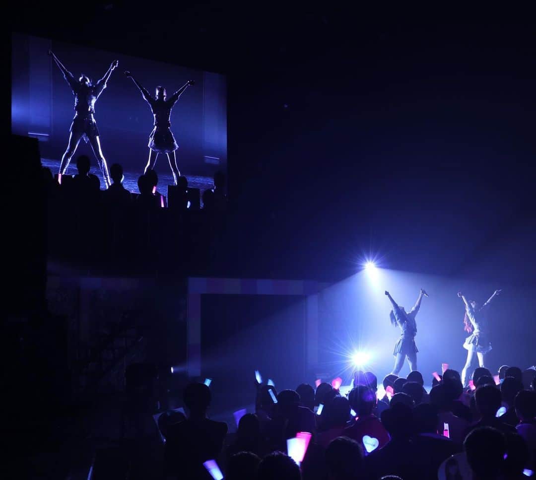 吉田朱里さんのインスタグラム写真 - (吉田朱里Instagram)「#Queentetホールツアー  最終公演では #りんりそ で #100年先でも でした🖤🖤 . エモエモ🙃🙃🙃 なんだかんだユニット一緒にやること少ないからできて嬉しかった✌️✨ . 最後のペアダンスも決まったね😎✨ . #Queentet」8月31日 19時17分 - _yoshida_akari