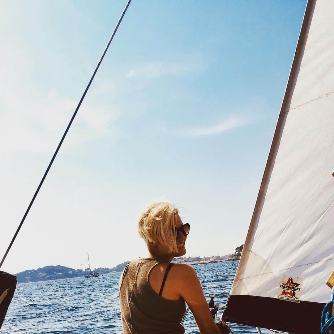 マギー・グレイスのインスタグラム：「⛵️Je veux un été infini...」