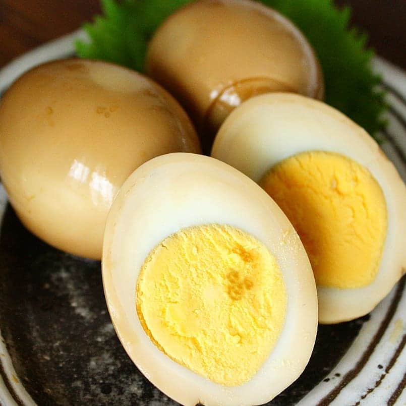 miyukiさんのインスタグラム写真 - (miyukiInstagram)「. ✾煮卵✾ ～湯浅の樽仕込み醤油～ . . この度 @st.cousair さん @kuzefuku さんの公式アンバサダーを させて頂く事となりました♪ . . 添加物や余計な物がはいっていない 厳選された商品を今後たまに お伝えして行けるかと思いますので 調味料・食材選びの参考になれば(˶ᵔᵕᵔ˶) . . . 今回はお醤油の発祥の地 和歌山県湯浅町の杉樽で醸造された 丸大豆醤油です♪*° . . 杉樽で1年～2年熟成させた 旨み成分が多いお醤油で 万能に使えるとの事！(商品サイトより) . . 原材料も丸大豆・小麦・食塩と 余計なものは一切入ってません(*^^*) 早速それを使って我が家の常備卵！ 煮卵を作りました～♪ . . . 【漬けダレ】 水 …  大さじ4 醤油 …  大さじ3 味醂 …  大さじ2 砂糖 …  大さじ1 にんにく …  お好みですりおろして . . ここにゆで卵を漬けとくだけ！ 味醂のアルコールが気になるなら 煮切ってから♪ 分量も4,3,2,1と覚えやすい✩*ﾟ にんにくはお好みでどうぞ！ 今回はちょっと古い卵だったので しっかり茹でましたが 半熟トロトロが絶品です(/∀＼*) ぜひ美味しいお醤油でお試しを～！ . . . 昨日の#⭐隠れミッキーを探せ⭐ の答えは 海老でした♪ . . . #和歌山の樽仕込み醤油#久世福商店#KF公式アンバサダー#湯浅醤油#醤油#煮卵#ゆで卵#オンラインショップもあるよ#おうちご飯#夜ご飯#簡単ごはん#ふたりご飯#発酵食品#隠れミッキー#発酵#まごわやさしい#腸活#料理記録#無添加#関西ママ#Disney#🍴mskitchen🍴#⭐煮卵⭐」8月31日 19時23分 - _miyukitchen_