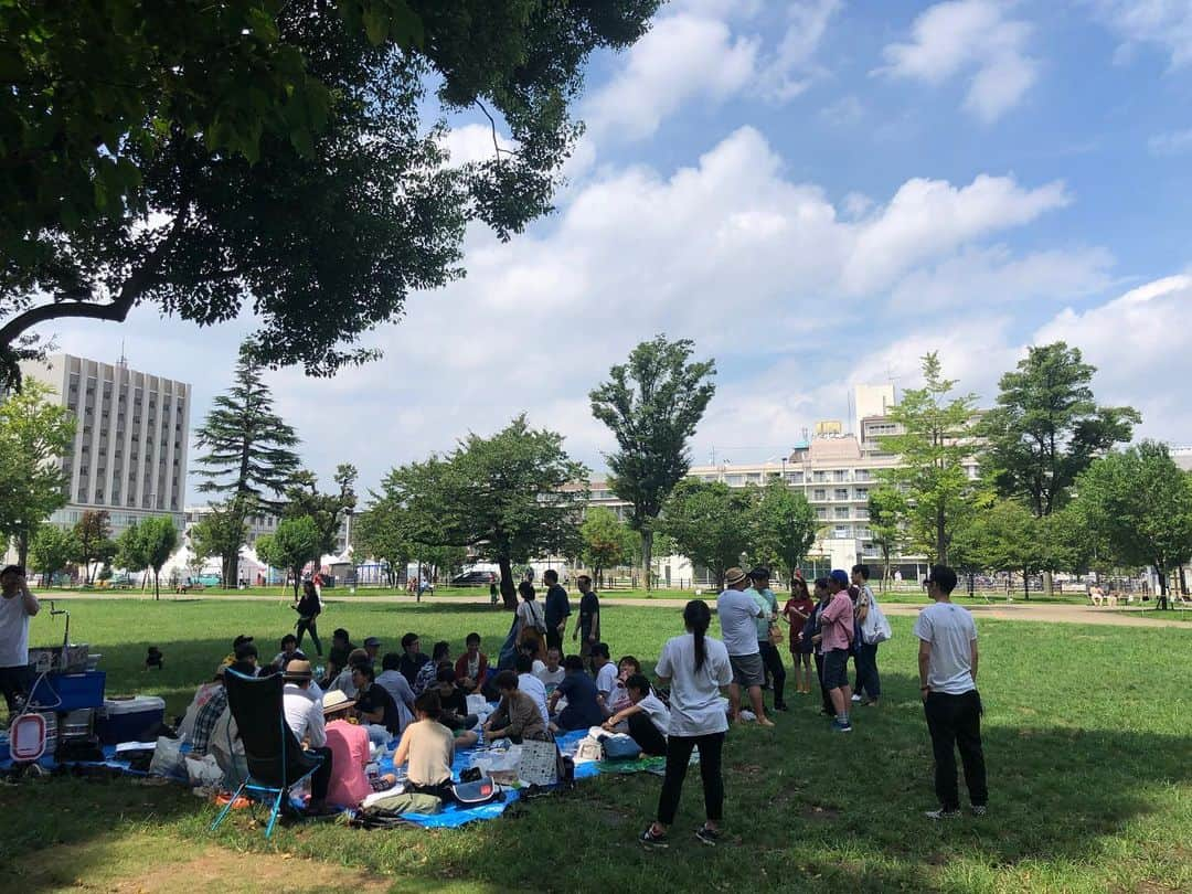 やついいちろうさんのインスタグラム写真 - (やついいちろうInstagram)「エレマガピクニック！晴天の夏空の下、沢山の方々が全国から参加してくれました！！ありがとう！！夏休みの最後を楽しく過ごしました。参加出来なかった方々すいません。また秋に無料イベント、ハロウィン芋煮&BBQ会をエレマガでやりたいと思います。是非すぐにエレキコミックのメールマガジンエレマガに参加してみてね！ #エレマガ」8月31日 19時29分 - yatsuiichiro