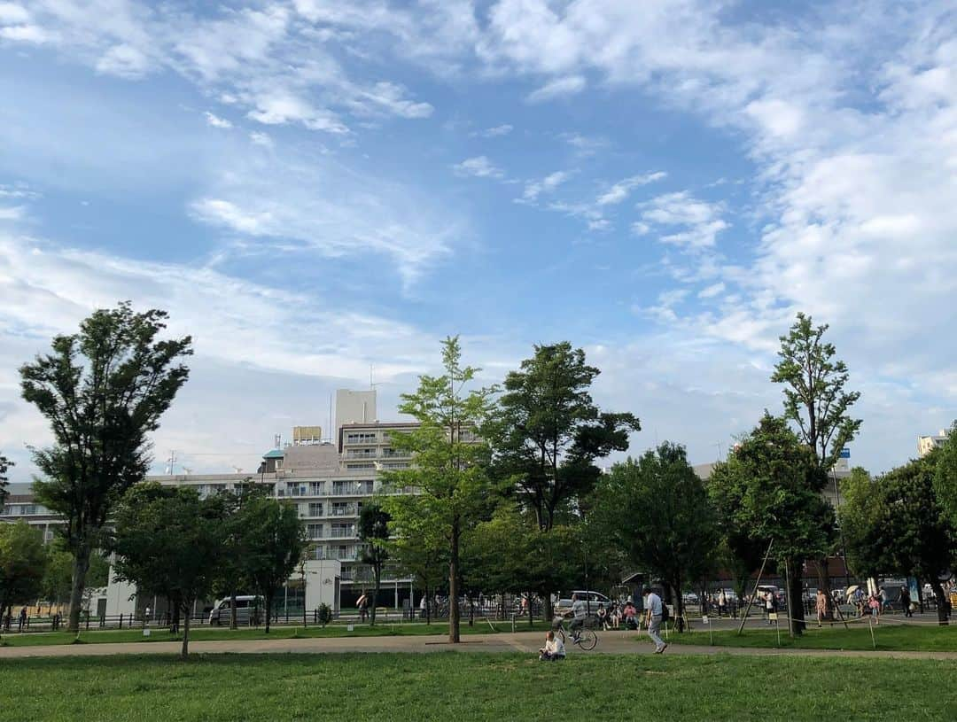 やついいちろうさんのインスタグラム写真 - (やついいちろうInstagram)「エレマガピクニック！晴天の夏空の下、沢山の方々が全国から参加してくれました！！ありがとう！！夏休みの最後を楽しく過ごしました。参加出来なかった方々すいません。また秋に無料イベント、ハロウィン芋煮&BBQ会をエレマガでやりたいと思います。是非すぐにエレキコミックのメールマガジンエレマガに参加してみてね！ #エレマガ」8月31日 19時29分 - yatsuiichiro