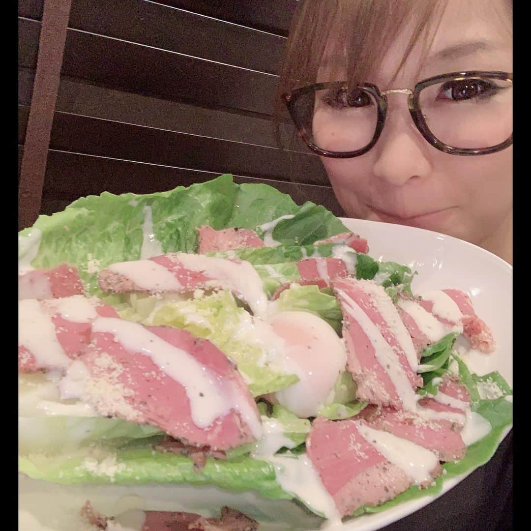 ギャル曽根さんのインスタグラム写真 - (ギャル曽根Instagram)「私は家族に野菜をおいしく食べてもらうために、野菜ソムリエの資格を持っています。 今回は、お肉で野菜がおいしく食べられるごちそうサラダのお料理動画に出演させて頂きました😳✨✨✨ 詳しくは「ギャル曽根サラダ」で検索してください🙏🏻✨✨❤️ 今日は家族に『ロメインレタスのシーザーサラダ』を作りました🤤❤️✨ 豪快なビジュアルにテンション上がります😍✨ レタスとペッパービーフが合うから、たくさん野菜が食べられる～🤤🤤🤤 #ギャル曽根サラダ #野菜ソムリエ #時短サラダ #時短メニュー #サラダ #サラダ大好き #サラダもりもり #ニッポンハム #ミートデコレ #ペッパーミート #美食の定番 #彩りキッチン #ギャル曽根 #今日は831野菜の日。」8月31日 19時30分 - galsone_1204