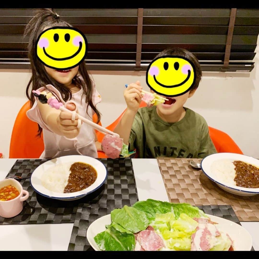 ギャル曽根さんのインスタグラム写真 - (ギャル曽根Instagram)「私は家族に野菜をおいしく食べてもらうために、野菜ソムリエの資格を持っています。 今回は、お肉で野菜がおいしく食べられるごちそうサラダのお料理動画に出演させて頂きました😳✨✨✨ 詳しくは「ギャル曽根サラダ」で検索してください🙏🏻✨✨❤️ 今日は家族に『ロメインレタスのシーザーサラダ』を作りました🤤❤️✨ 豪快なビジュアルにテンション上がります😍✨ レタスとペッパービーフが合うから、たくさん野菜が食べられる～🤤🤤🤤 #ギャル曽根サラダ #野菜ソムリエ #時短サラダ #時短メニュー #サラダ #サラダ大好き #サラダもりもり #ニッポンハム #ミートデコレ #ペッパーミート #美食の定番 #彩りキッチン #ギャル曽根 #今日は831野菜の日。」8月31日 19時30分 - galsone_1204