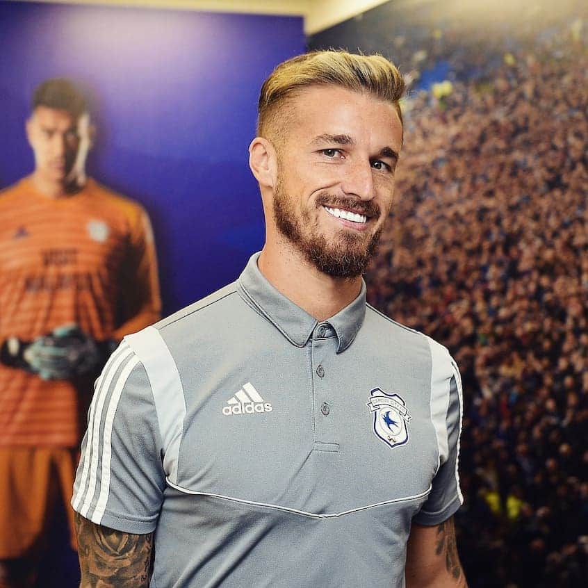ジョー・ベネットのインスタグラム：「🔵⚽️ @cardiffcityfc」