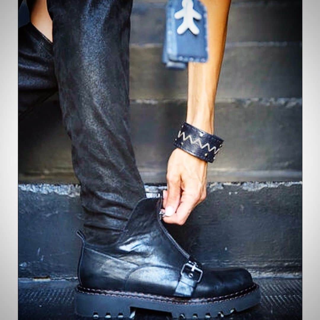 のインスタグラム：「Stretch....sexy boots Winter 2020.  #henrybeguelin#stretch#stellare#boots#black#winter#2020#」