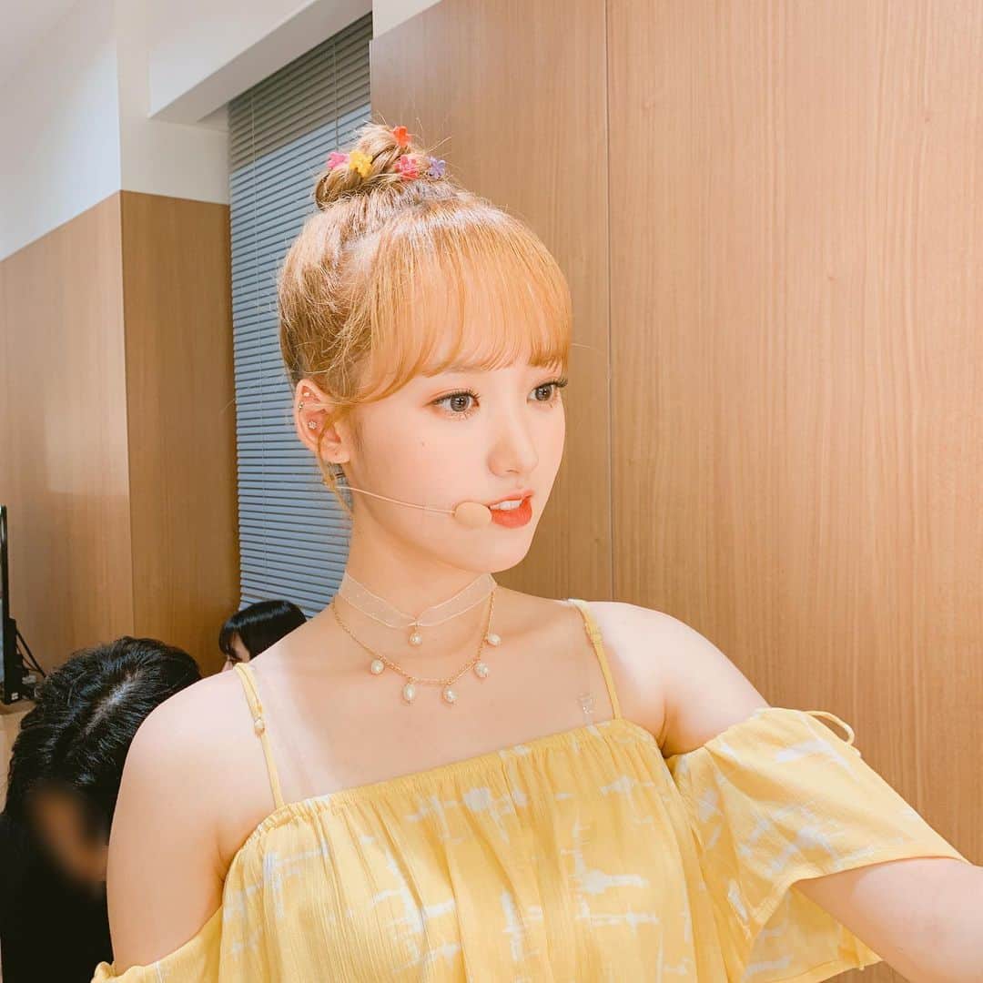 Weki Mekiのインスタグラム：「[#윜밐시선] . 우동이가 찍어줬어요 🌼  이제 가을이다 가을!  가을 맞을 준비 해봅시다 우리 ~~ Photo by.우동한그릇 . #위키미키 #WekiMeki #세이 #Sei」