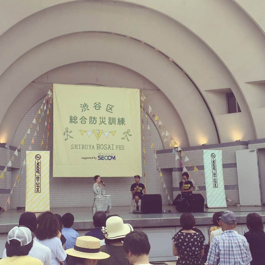 クリス智子さんのインスタグラム写真 - (クリス智子Instagram)「今日は、渋谷防災フェス2019@代々木公園にて、J-WAVE Good Neighbors  公開イベントでした。  渋谷区長の長谷部健さんと、江口洋介さんとトークショー & Michael Kaneko さんのライブ。（マイキーと写真撮りそびれてしまった💧） 江口さんは毎年ご参加で、ユーモア交えつつ、お話感謝。  長谷部さんからは、渋谷区の、防災とまちづくりの取り組みなど、色々と興味深かったです。  たとえば、もう始めていらっしゃるそうですが、町に、「→ （やじるし）アート」を増やし、それを辿ると、避難所につくようにと！素晴らしい👏 キースへリング的なポップなアートが街に増えたら、楽しいし、渋谷らしいなぁ。楽しみに探してみよう。→👀→ また「渋谷区防災アプリ」。 トークショー後にダウンロードしましたが、充実しています。住んでいなくても、地震があった時に、渋谷にいる可能性もありますし、読み物としても！ チェックしてみてください☝️ 最後の写真は、VRの起震車を体験した図。あまりに、椅子が気持ちよく、心なしかリラックスした雰囲気も出ていますが（苦笑）..3分ほどのVR体験、してみてよかったです。家の中の家具や動線を見直さなきゃと(･･;) 9/1 明日は、防災の日。 明日も、やっています。  #防災フェス #渋谷区 #jwave #goodneighbors  #長谷部健 #江口洋介」8月31日 19時32分 - chris_tomoko