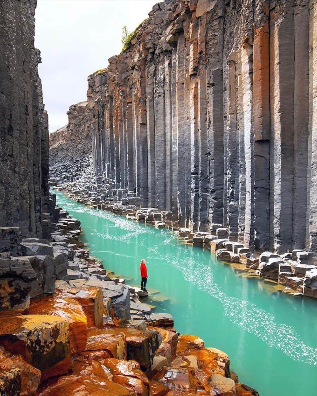 Canon Photographyさんのインスタグラム写真 - (Canon PhotographyInstagram)「The amazing basalt canyon in Iceland. Absolutely mesmerizing.  Photography | @h0rdur  #basalt #basaltcolumns #iceland #volcanic #mystopover #canyon」9月1日 6時24分 - cpcollectives