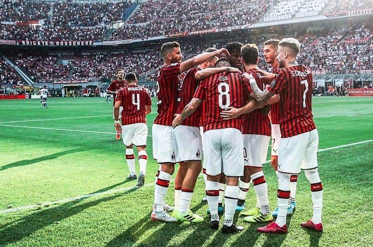 ヘスス・フェルナンデス・サエスさんのインスタグラム写真 - (ヘスス・フェルナンデス・サエスInstagram)「+3 @acmilan 🔴⚫ #Suso🎱」9月1日 4時54分 - suso