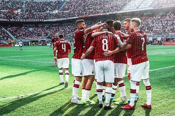ヘスス・フェルナンデス・サエスのインスタグラム：「+3 @acmilan 🔴⚫ #Suso🎱」