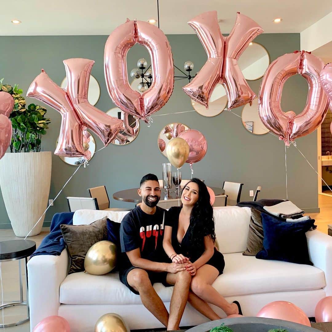 laurag_143のインスタグラム：「OMGGGGGGGG it’s official! We just got a new home & it’s so KA-UTE 🏠 @dhar.mann just surprised me by scavenger hunt & the clue said the hunt will be going on for the next 7 days 😱😱😱😱😱😱 - This is staged furniture, I’m obviously gonna decorate it super KA-UTE!!」