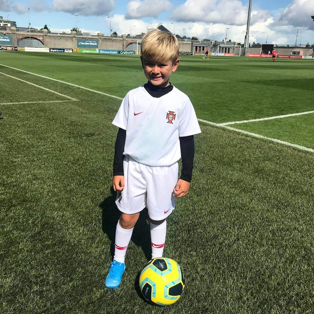 ダニエル・オズボーンさんのインスタグラム写真 - (ダニエル・オズボーンInstagram)「We won again boy 💙 Great day in Dublin today for @mytributegame 🙌🏼⚽️ Can’t even explain the feeling of taking my boy to these stadiums, he loves having a kick about with his dad and the guys, then loves watching me play! It’s just the best 💙 scored a goal for him today & we got the Win! 🙌🏼⚽️❤️」9月1日 5時07分 - danosborneofficial