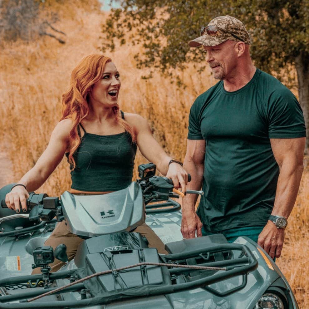ストーン・コールド・スティーブ・オースチンのインスタグラム：「This Monday night on Straight Up Steve Austin. The Man @beckylynchwwe and I hit the trails on the outskirts of Los Angle Eze. Tune in and set your DVR’s right after @wwe Raw on @usa_network. 11/10C」