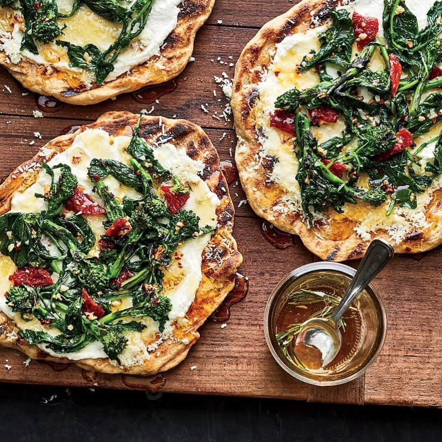 Food & Wineさんのインスタグラム写真 - (Food & WineInstagram)「Think beyond burgers—these flatbreads are grilled, too, then topped with ricotta, rosemary infused honey, sundried tomatoes and bitter broccoli rabe. 😍📷: @protazio」9月1日 5時17分 - foodandwine