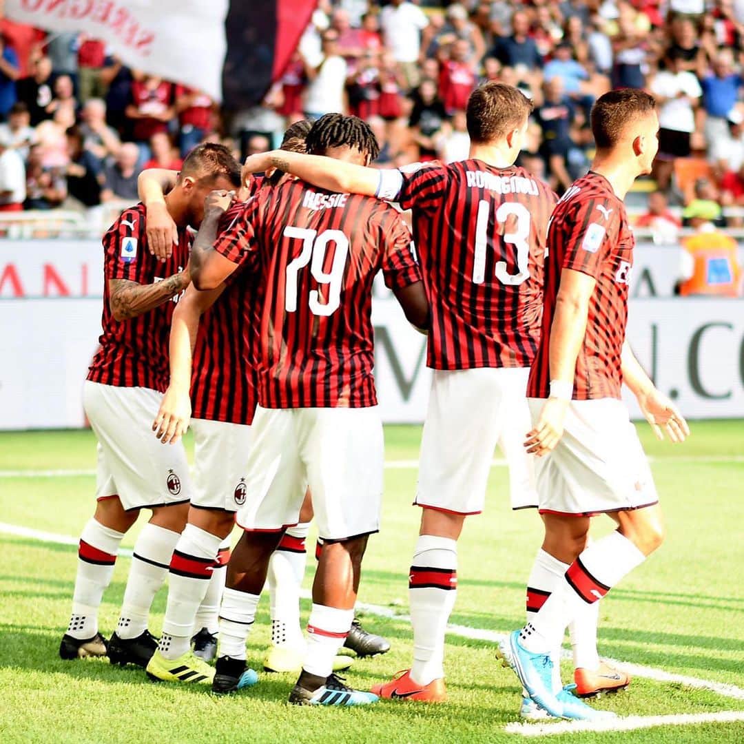 アレッシオ・ロマニョーリのインスタグラム：「Bello ma soprattutto importante vincere la prima davanti al nostro pubblico. Adesso testa alla Nazionale 🔴⚫ #SanSiro #MilanBrescia #ForzaMilan @acmilan @seriea」