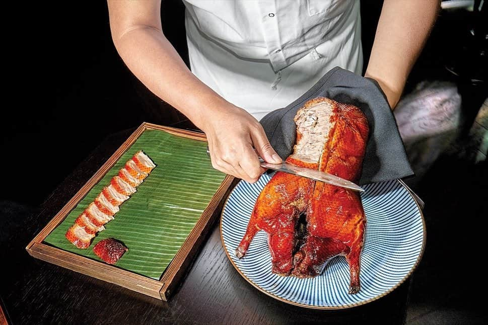 The New Yorkerさんのインスタグラム写真 - (The New YorkerInstagram)「At the palatial Chinese restaurant Hutong, which occupies the ground floor of the Bloomberg Tower, opulence is an atmospheric condition, apparent as soon as you step into its blue-and-silver dining room. Hutong bills its offerings as “northern Chinese,” but a preponderance of the dishes are Szechuanese classics. Go for the dim-sum platter, which has four kinds of dumplings, and the Peking duck, a crowd-pleaser that is carved tableside and made from a centuries-old recipe that takes at least 24 hours to prepare. Photographs by Zachary Zavislak for The New Yorker.」9月1日 5時18分 - newyorkermag