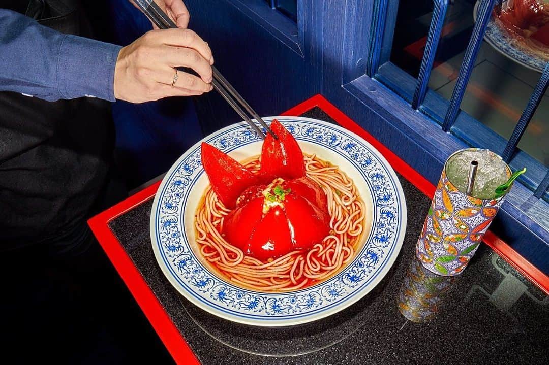 The New Yorkerさんのインスタグラム写真 - (The New YorkerInstagram)「At the palatial Chinese restaurant Hutong, which occupies the ground floor of the Bloomberg Tower, opulence is an atmospheric condition, apparent as soon as you step into its blue-and-silver dining room. Hutong bills its offerings as “northern Chinese,” but a preponderance of the dishes are Szechuanese classics. Go for the dim-sum platter, which has four kinds of dumplings, and the Peking duck, a crowd-pleaser that is carved tableside and made from a centuries-old recipe that takes at least 24 hours to prepare. Photographs by Zachary Zavislak for The New Yorker.」9月1日 5時18分 - newyorkermag