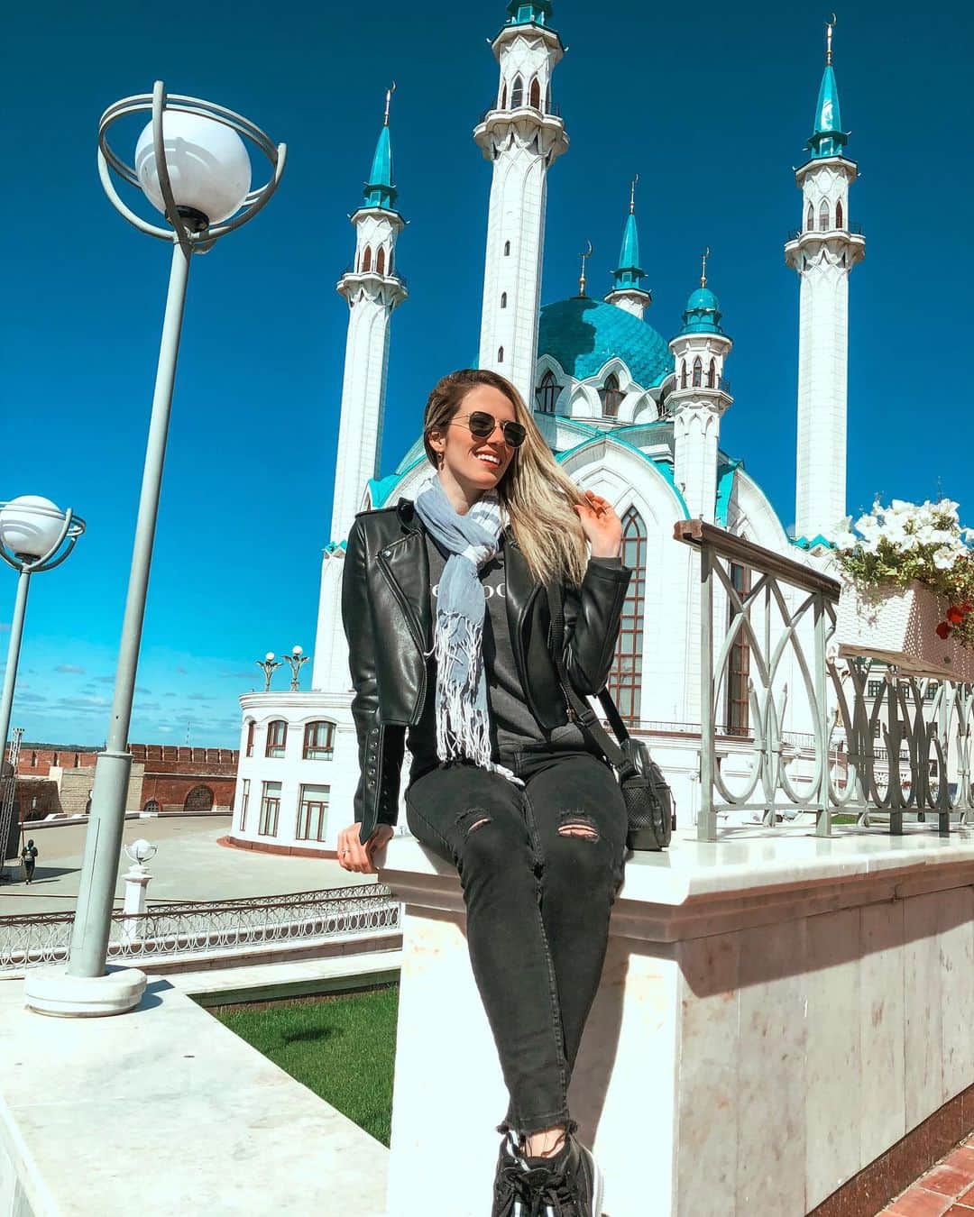 ナターリア・ガウジオのインスタグラム：「Kremlin... Kazan e seus encantos!! Já é a terceira vez que compito aqui e a beleza dessa cidade sempre me surpreende!! 🙏🏼😍✨🏰🇷🇺🕌☀️❤️ #kazan #russia #inlove #tourist #kremlin #mesquita #sunnyday #happiness #castles #fortress」