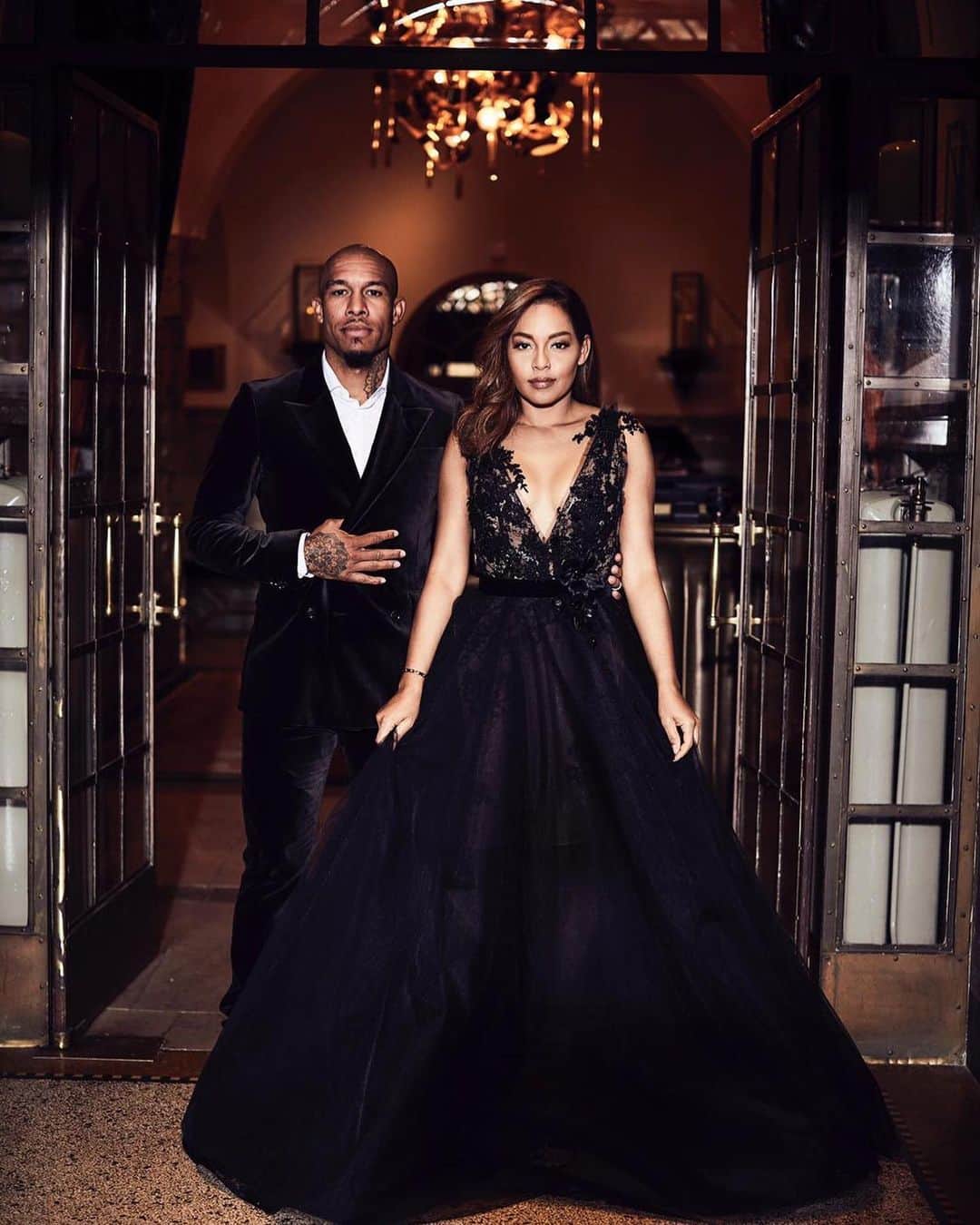 ナイジェル・デ・ヨングのインスタグラム：「15 years together and today marks our 10th year wedding anniversary. Thank you for being that strong woman by my side for over a decade. Your importance of my success never gets unnoticed.  Happy anniversary my queen and on to a lifetime of love 🖤💍 31-8-2009 #BlackLove」