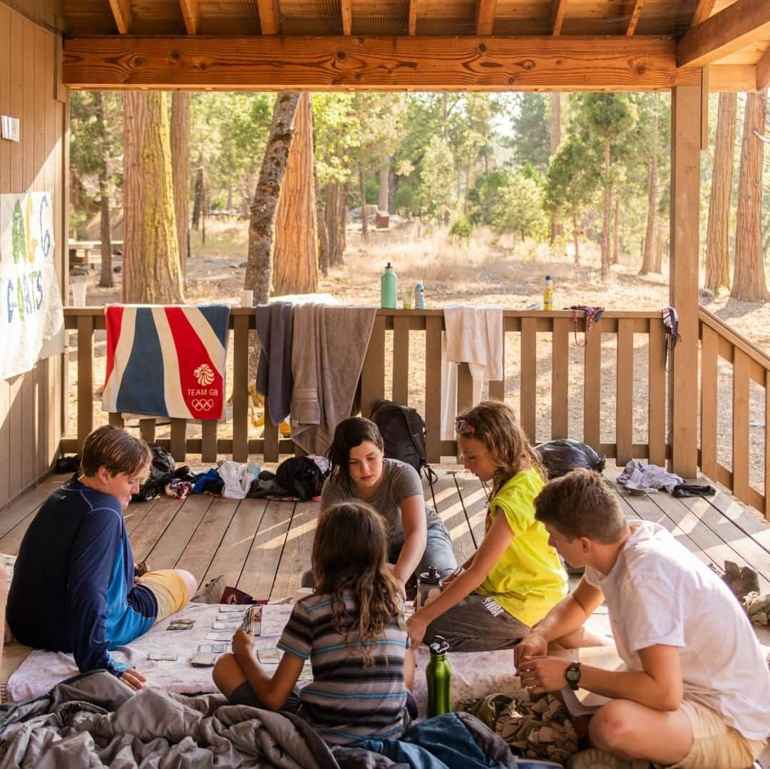 ニューヨーク・タイムズさんのインスタグラム写真 - (ニューヨーク・タイムズInstagram)「At Camp Tawonga, “I don't have to hide who I am,” said Jonathan Brunn, a nonbinary 11-year-old. “I can play soccer and braid my hair and nobody judges me.” This summer, for the first time, a 90-year-old Jewish sleepaway camp nestled in the mountains of California offered an all-gender cabin option to its campers. An increasing number of American youth identify as transgender or nonbinary, but gender nonconforming children still face high rates of harassment and are at a higher risk of suicide, studies have found. So at Camp Tawonga, while kids spend 2 and a half weeks splashing around a lake, singing campfire songs, and slathering themselves in mud and paint, they also learn how to build their self-esteem, challenge prejudice and unlearn social norms about gender — regardless of how they identify. Tap the link in our bio to read more about what it's like to spend your summer at Camp Tawonga. @cayceclifford took these photos.」9月1日 5時30分 - nytimes