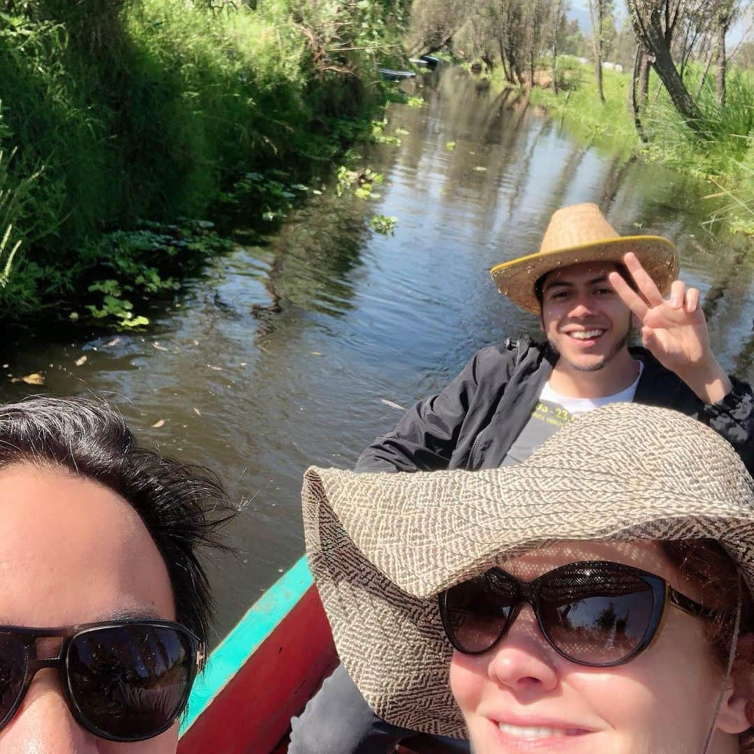 レベッカ・ウィソッキーさんのインスタグラム写真 - (レベッカ・ウィソッキーInstagram)「Wonderful visit to #xochimilco with our friend @ubishyaren to learn about all the important work being done at #Threshold for sustainable farming and the amazing #axolotl !! #CDMX」9月1日 5時39分 - rebeccawisocky