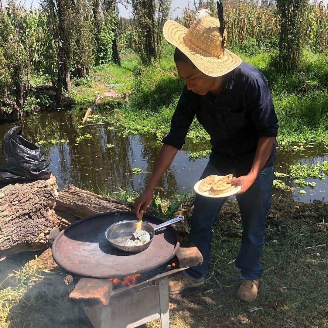 レベッカ・ウィソッキーさんのインスタグラム写真 - (レベッカ・ウィソッキーInstagram)「Wonderful visit to #xochimilco with our friend @ubishyaren to learn about all the important work being done at #Threshold for sustainable farming and the amazing #axolotl !! #CDMX」9月1日 5時39分 - rebeccawisocky