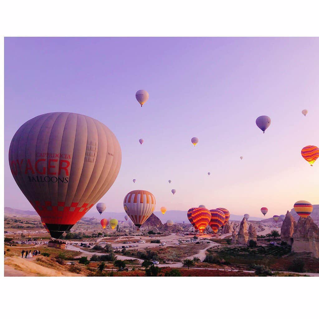 竹内里奈さんのインスタグラム写真 - (竹内里奈Instagram)「🇹🇷トルコ旅行inカッパドキア🎈 夏休みをいただいて、 あんなと一緒にトルコ旅行しています✈️ カッパドキアで、日の出とともに気球に乗って 空から大絶景を眺めました✨感動🥺  #夏休み #トルコ旅行 #トルコ好き #トルコ #カッパドキア #気球 #大自然 #旅行好きな人と繋がりたい #海外旅行 #女子旅 #アナウンサー #フリーアナウンサー #竹内里奈」9月1日 5時43分 - rina.takeuch