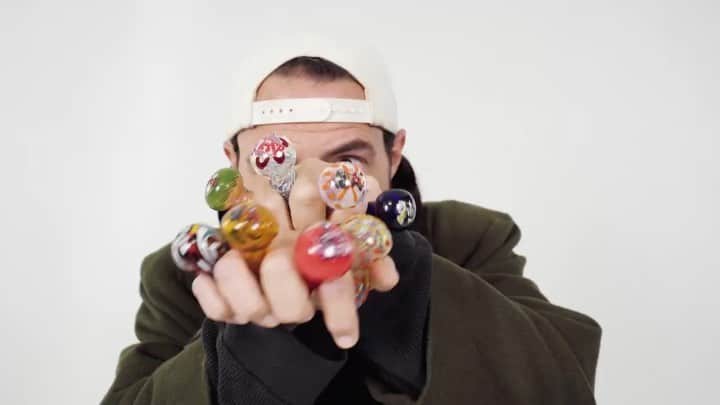 ケヴィン・スミスのインスタグラム：「Puff, puff, pass when you collect all 10 @jayandsilentbob Mystery Pipes from @famousbrandz! Secure a set  wherever fine smoking gear is sold, or at the Famous Brandz website! Or just enter to win the weekly #ChronicContest over at the #famousbrandz @instagram page! There’ll be a contest every week until #JayAndSilentBobReboot starts our @fathomevents sneak preview screenings on Oct 15th and 17th! Tickets to Fathom (or the #rebootroadshow screenings with me and @jaymewes) available at the link in my bio! #KevinSmith #jayandsilentbob #jasonmewes #ChronicContest #JayAndSilentBobReboot」