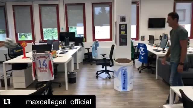 マッシモ・ゴッビのインスタグラム：「Grande qualità a @dazn_it  con @maxcallegari_official 😃👍🏻⚽️ #Repost @maxcallegari_official with @get_repost ・・・ Riscaldamento prepartita di #osasunabarça con il mio compagno di telecronaca Massimo #Gobbi e il pallone ufficiale della @laliga! ⚽️ #chelusso #vamos #vivalaliga  #barça #osasuna #Pamplona #dazn」