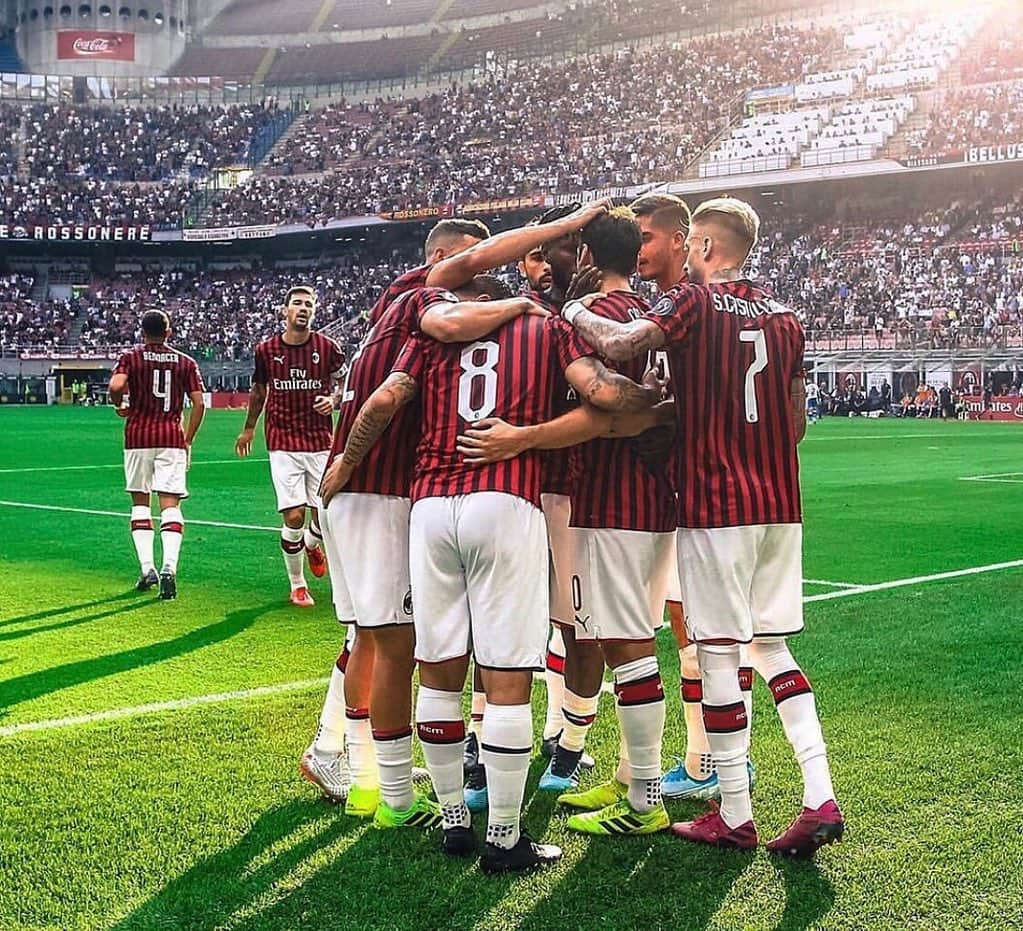 ダヴィデ・カラブリアさんのインスタグラム写真 - (ダヴィデ・カラブリアInstagram)「Ripartiamo da qui @acmilan. Ripartiamo da voi #SanSiro 👊🏼🔴🖤 #DC2」9月1日 5時57分 - davidecalabria2