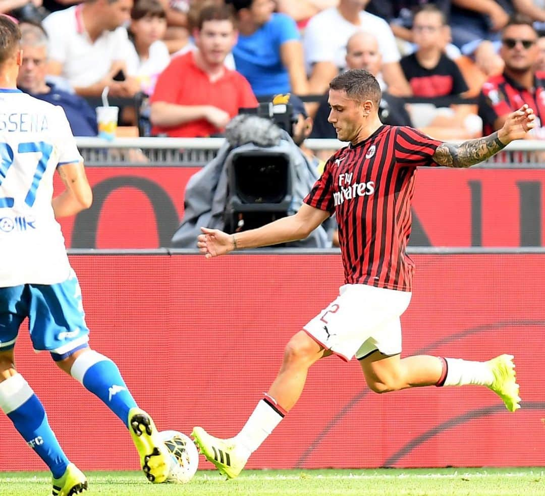 ダヴィデ・カラブリアさんのインスタグラム写真 - (ダヴィデ・カラブリアInstagram)「Ripartiamo da qui @acmilan. Ripartiamo da voi #SanSiro 👊🏼🔴🖤 #DC2」9月1日 5時57分 - davidecalabria2