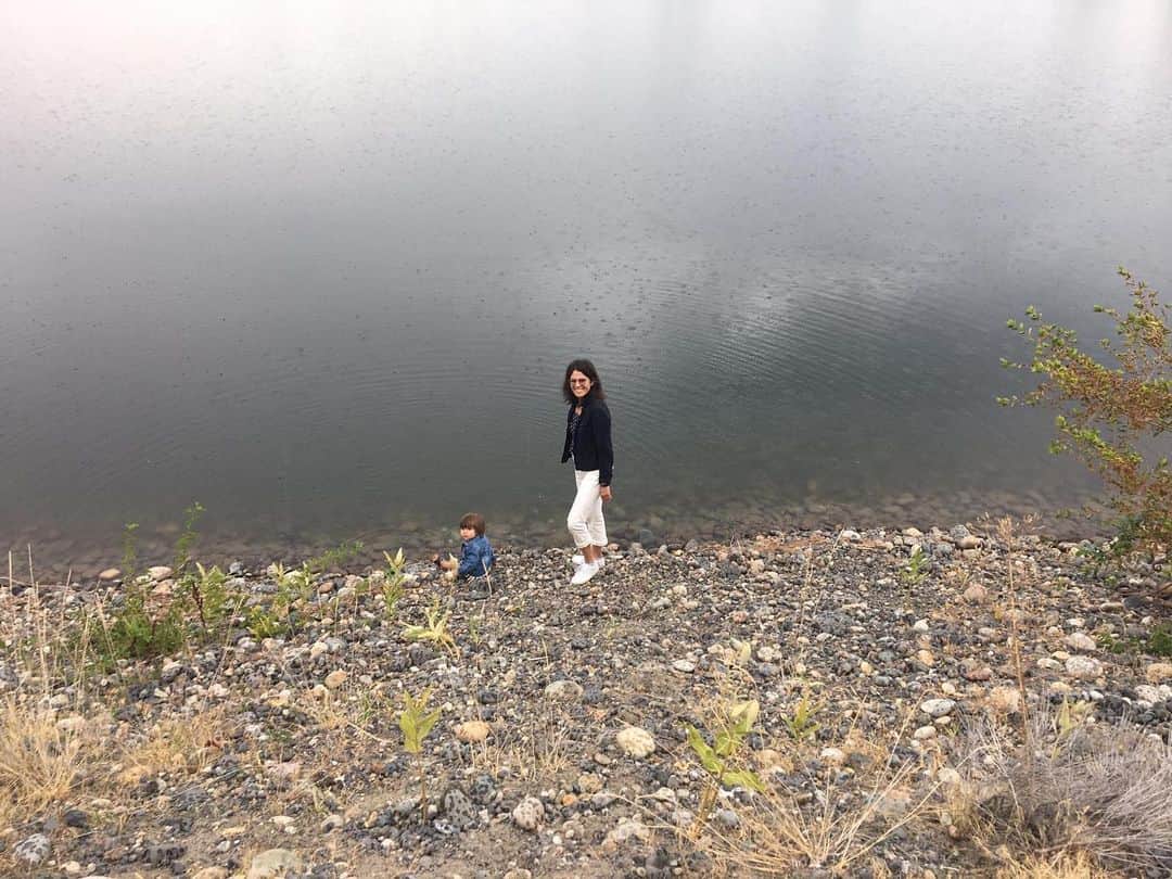 カーラ・ソウザのインスタグラム：「A toddler can do more in one unsupervised minute than most people can do all day.  Hacen en un minuto más de lo que algunos hacemos en todo el día.」