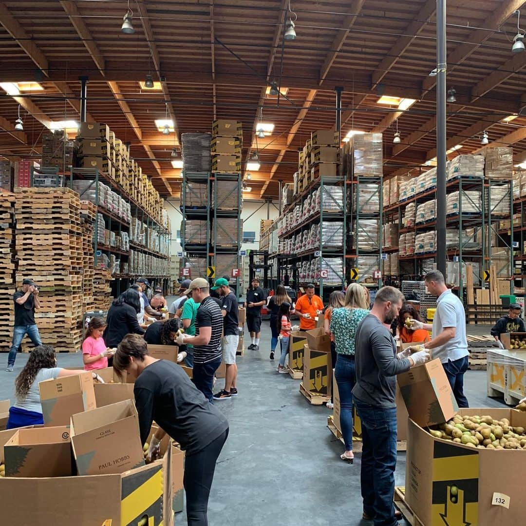 エバン・ロンゴリアさんのインスタグラム写真 - (エバン・ロンゴリアInstagram)「Thank you to the @sfmfoodbank, @bigleagueimpact, and all the volunteers who make this large scale operation of feeding SFs hungry possible. Amazing people doing amazing work and I’m happy to be a very small part of it. #feedthehungry #sfmarinfoodbank」9月1日 5時59分 - evan.longoria3