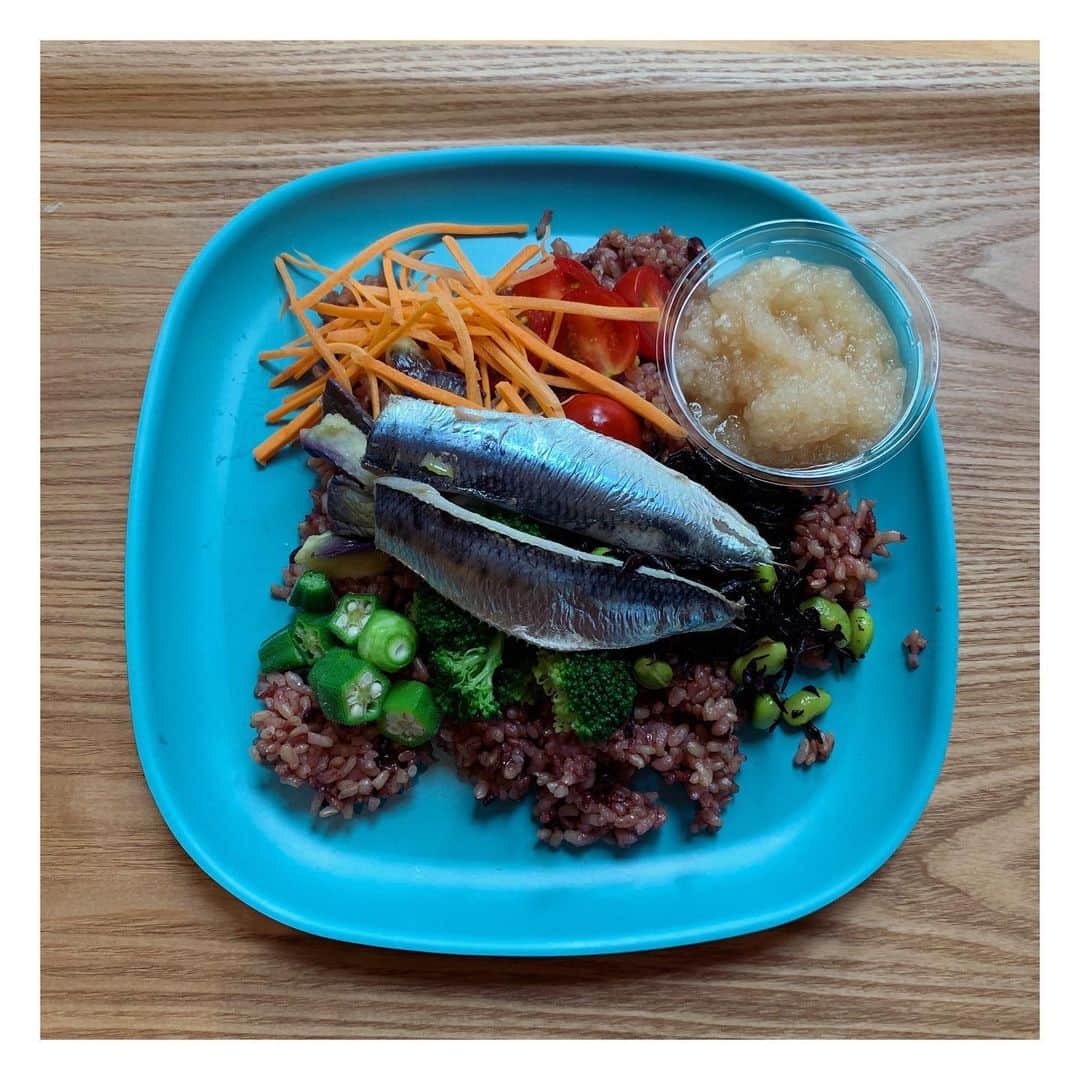 小池ジョアンナのインスタグラム：「8.31 #野菜の日 ということで… 素敵なサラダ🥗のお店の紹介！ _ 「GOOD LIFE FACTORY」 @南青山・広尾 _ 1枚目は、FISH POWER🐟 オイルサーディン(イワシの油漬)に、茄子、オクラ、チェリートマト、にんじん、ひじき枝豆入り。私は更にトッピングでブロッコリーを追加しました！ _ 最近は魚にハマっているのと、何よりなかなか食べられない #酵素玄米 が食べられるということで、これを選ばずに居られませんでした( ´ •̥ ̫ •̥ ` )(と言いつつ、めちゃくちゃ迷った) _ 他にも魅力的なサラダが沢山あって、 カスタムも自由に出来るので、体調や気分に合わせて好きなように食べられるので、栄養にこだわりたい人にとってもおすすめです✨ _ 最後の写真のドリンクは、PROTEIN GOLD🥤 #ゴールドジム のプロテインを使ったドリンクです！ プロテインは、カロリーの高いものと思われがちですが、私はダイエットには最強のドリンクだと思っています。タンパク質なので、身体を作って代謝を上げるだけでなく、何より過食欲求が1番治まる。難点は、美味しくないことですが。プロテインはプレーンのものを味噌汁に入れるのが1番飲みやすいです。そろそろ大豆プロテイン再開したいなぁ。  店内のインテリアも細部までとってもオシャレ❁⃘*.ﾟ お一人様用席も、カウンターでそれぞれコンセントまであって、のんびり過ごしやすいです。  #糖質制限 は本当に外食自体が難しいし、仕事や人付き合いにも影響してしまったりするので、お店選びから重要。少しでも参考になればと思います✨ _  #やさいの日 #糖質制限生活 #糖質制限ランチ #lowcarb #goodlifefactory #ロカボ #玄米 #ダイエット #体質改善 #野菜好きな人と繋がりたい」