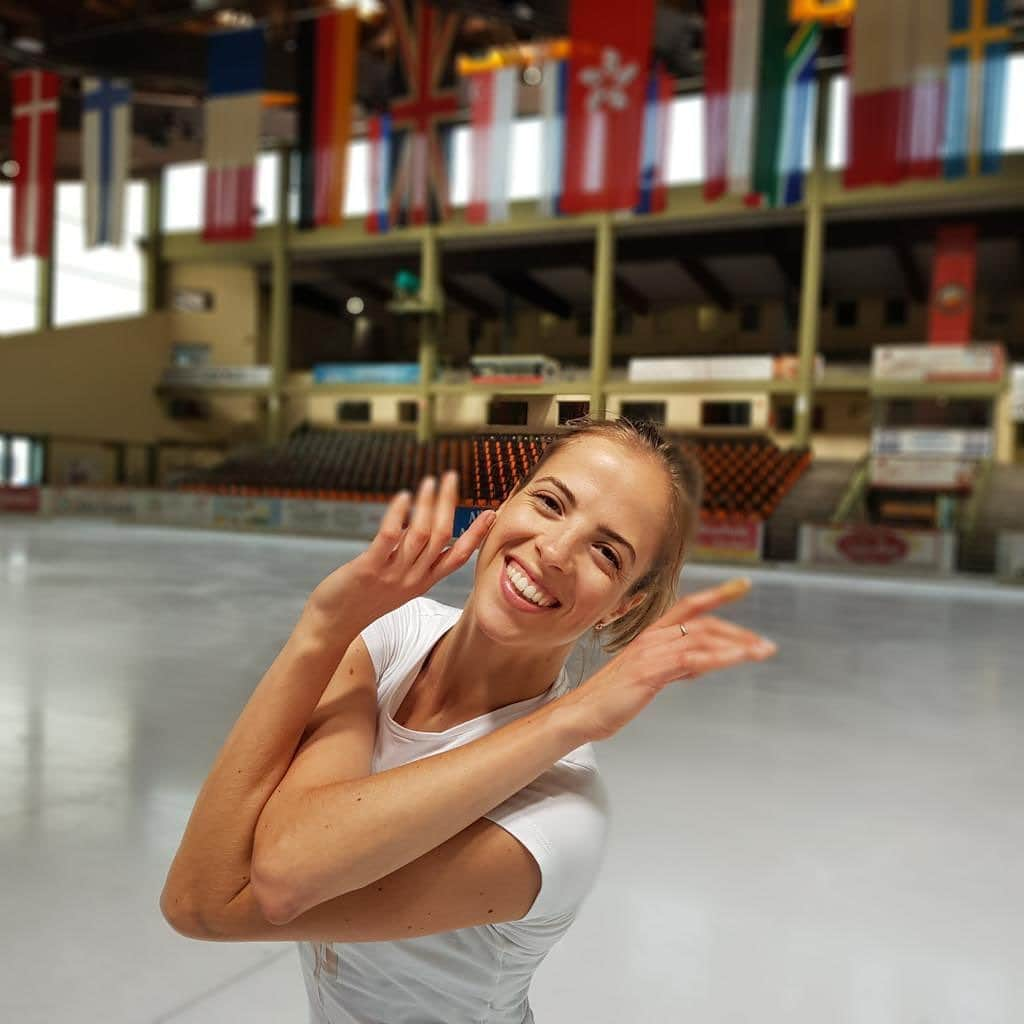 カロリーナ・コストナーさんのインスタグラム写真 - (カロリーナ・コストナーInstagram)「Il sorriso che segna la fine di un’altra bellissima settimana estiva!! smiling after another beautiful summer week #CaroOnIce #weekend #life #love #passion #training」8月31日 21時27分 - mskostner