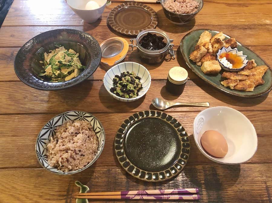 のインスタグラム：「ㅤㅤㅤ ㅤㅤㅤ Today's dinner🍴💕 ㅤㅤㅤ 玄米があまりに美味しく炊けてご機嫌🍚 豆腐カツは、またもや @miyare38 のレシピ🤤 あとは残ってたゴーヤでゴーヤチャンプル、 (豆腐カツで余った厚揚げの皮をいれた) 同じく残り物のゴーヤのわたはピカタに。 納豆と生オクラを混ぜ混ぜし、味噌柚子胡椒で味付け。 卵かけごはんは、今日のfarmers marketにて 購入した淡路島もみじと淡路島さくらを🥚 お醤油は、味噌作った時に出来たたまり醤油🤤 ㅤㅤㅤ ちなみに、家にあった卵を1つ溶いて まずピカタに使い、その後豆腐カツに使い 余った卵液に残りのもう1つを溶いて ゴーヤチャンプルに使いました✌️」