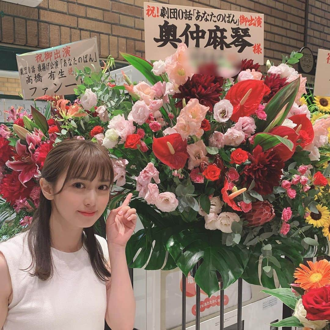 奥仲麻琴さんのインスタグラム写真 - (奥仲麻琴Instagram)「劇団0話 ご来場頂きありがとうございました。 まさか25になって中高生に混じって制服を着させて頂けるとは(笑)思ってもみませんでした😭  みんな明日までがんばってね☺︎. .  #劇団0話 #素敵なお花ありがとうございます」8月31日 21時24分 - okunaka_makoto