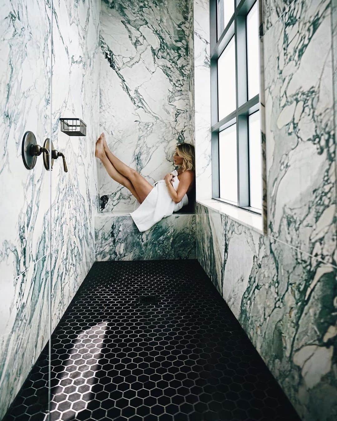 C.O. Bigelowさんのインスタグラム写真 - (C.O. BigelowInstagram)「3-day weekend mode! Kick up your feet at @dreamnashville with Lavender Peppermint! 🚿 ⠀⠀⠀⠀⠀⠀⠀⠀⠀ | 📷 @happilygrey」8月31日 21時25分 - cobigelow