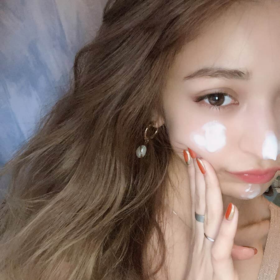CARINA（日向カリーナ）さんのインスタグラム写真 - (CARINA（日向カリーナ）Instagram)「疲れた日もコレ一本泡チャージ👼🏻 これは炭酸のオールインワン美容液で最近はスキンケアはしみしみと泡泡してます🦋 つけたらじんわり暖かくてリフトアップと透明感とうるおいを与えてくれるみたい☺️ #あわチャージ #プラスエアイズ」8月31日 21時25分 - carina_hinata